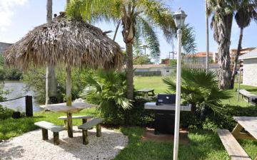 Bay and Beach Club Bay Side Tiki Hut & Grill